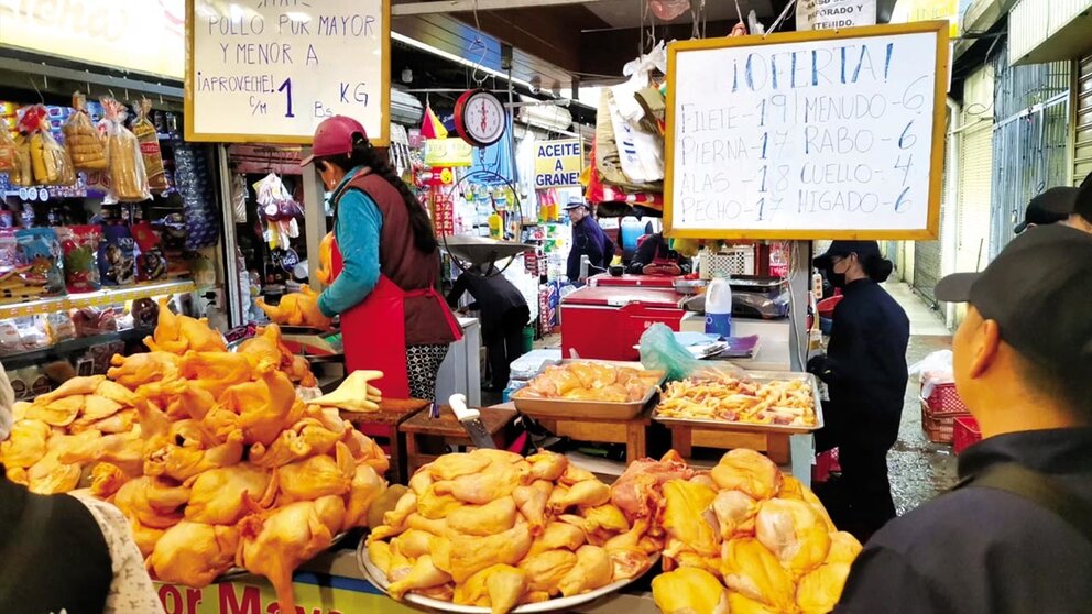 Un puesto de venta de carne de pollo en el mercado Calatayud. / INTENDENCIA