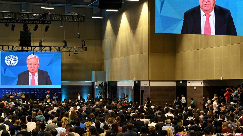 Foto de proyección del discurso de Antonio Guterres en la COP16.