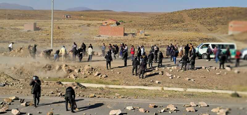 Policía interviene bloqueo evista en Caracollo, deja expedita la carretera La Paz – Oruro