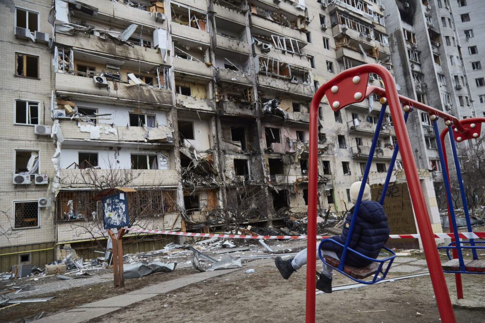 Un niño se columpia en Kiev.