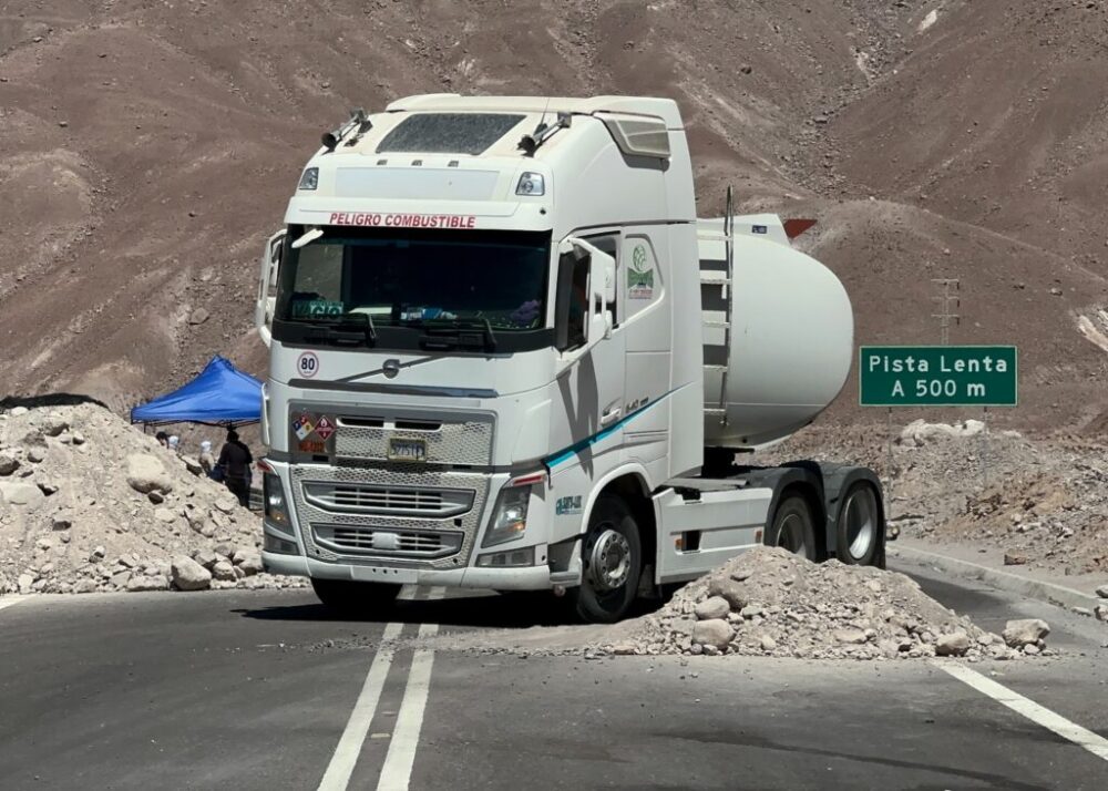 Más de 60 cisternas con gasolina, diésel y crudo ingresan a Bolivia tras pasar bloqueo en Chile 