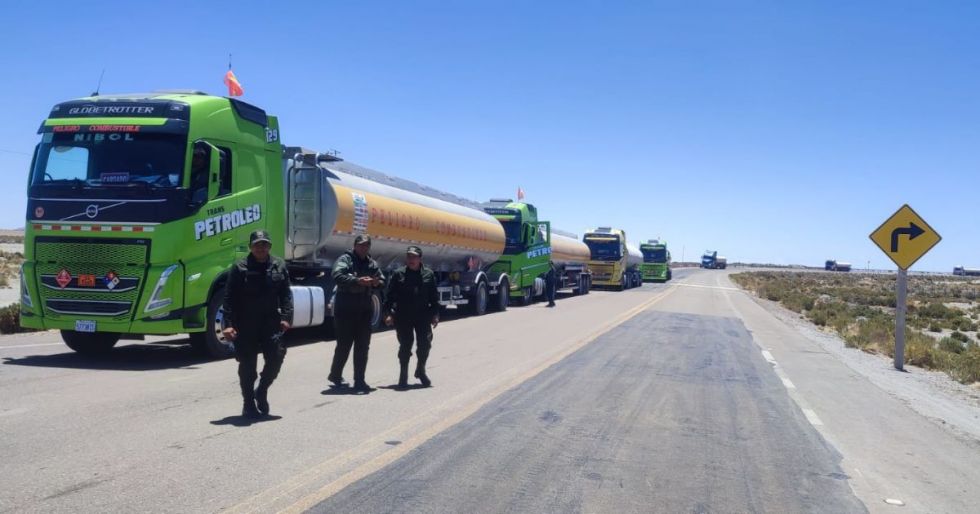 Convoy de cisternas escoltado por la Policía .