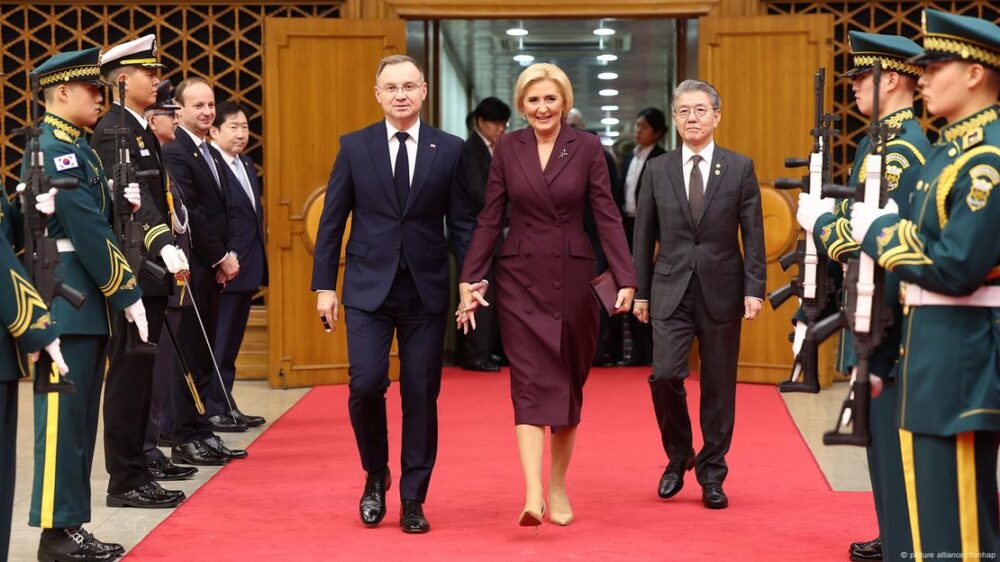 El presidente polaco y su esposa, a su llegada a Seúl el miércoles 23.10.2024.