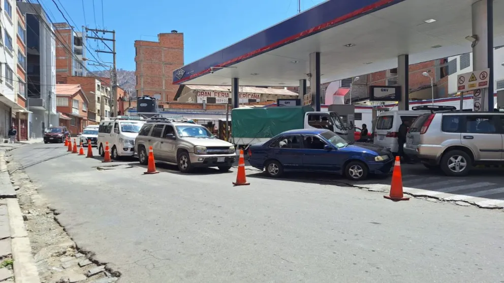 Los vehículos para cargar gasolina en la estación de San Pedro hicieron fila por varias horas. Foto: M. Belmonte 