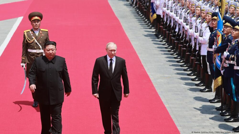 Putin (derecha en la imagen) firmó el tratado con su homólogo chino Xi Jinping en Pionyang (19.06.2024)