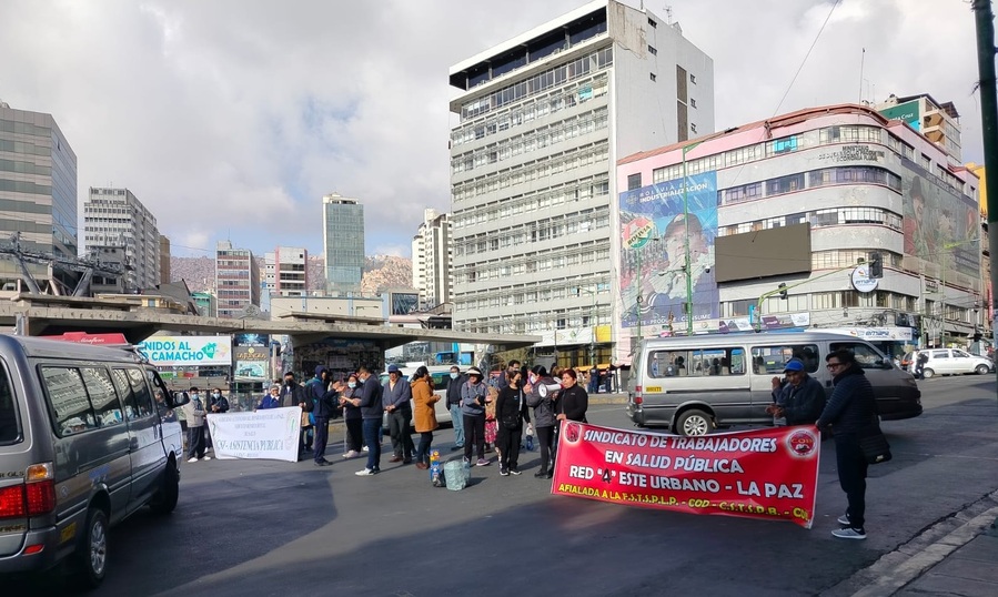 Trabajadores en Salud bloquean La Paz, reclaman por despidos injustificados