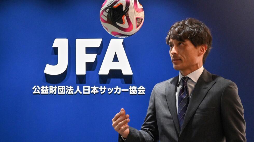 Tsuneyasu Miyamoto, exinternacional japonés y actual presidente de la Federación Japonesa de Fútbol (JFA), posa en una entrevista con la AFP en la sede de la JFA en Tokio, el 21 de octubre de 2024