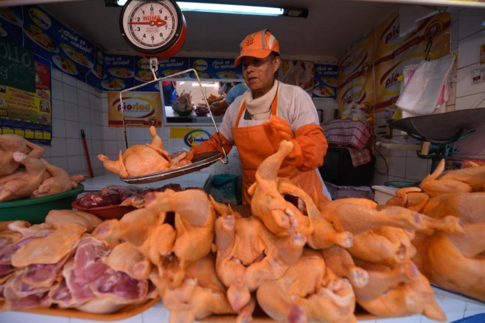 Denuncian que revendedores ofrecen hasta en Bs 20 el kilo de carne de pollo 