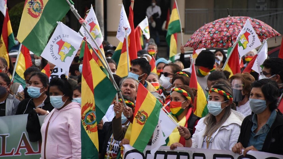 Cientos de ciudadanos durante un cabildo en plaza de Las Banderas./ ARCHIVO-DICO SOLÍS