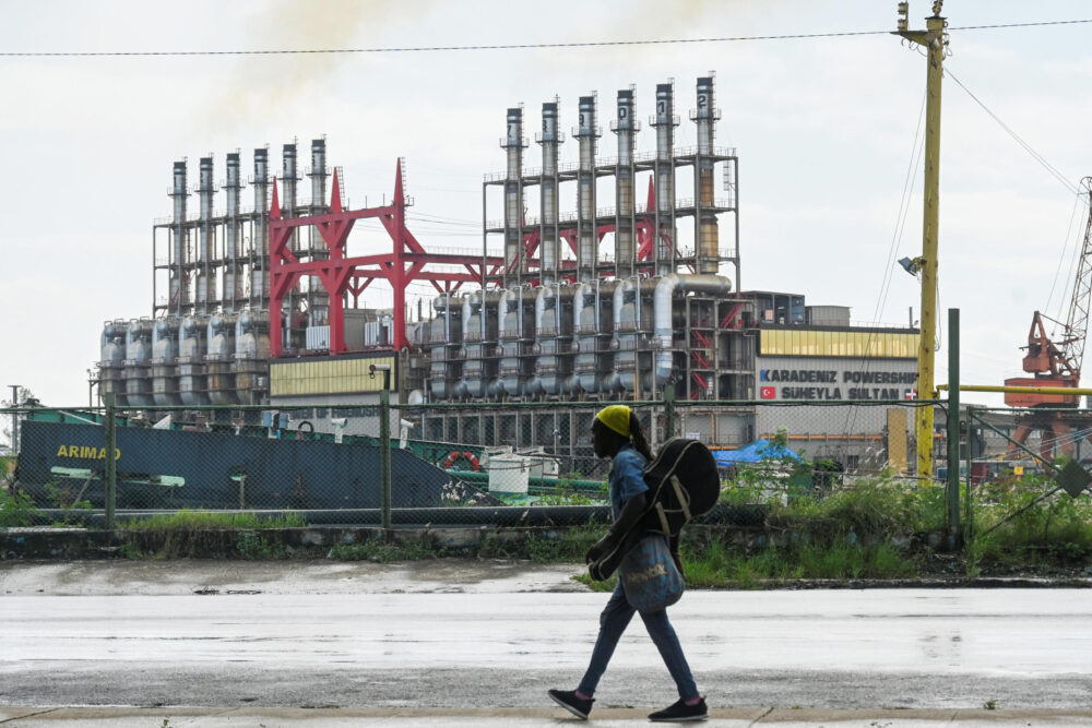 Un cubano camina frente a una planta flotante de electricidad en el puerto de La Habana, el 21 de octubre de 2024.