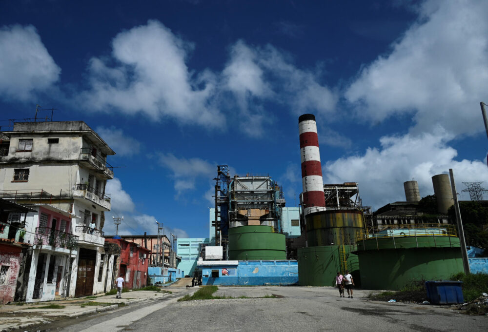 Habitantes pasan frente a la central eléctrica Otto Parellada en La Habana, el 22 de octubre de 2024.