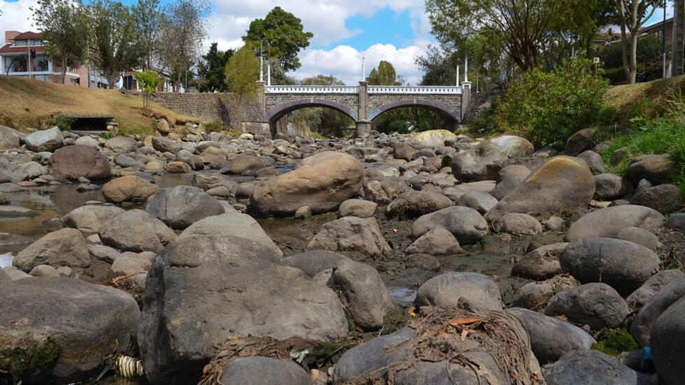 El río Tomebamba, en su nivel más bajo de las años recientes debido a la sequía, en Cuenca, Ecuador, el 18 de septiembre de 2024