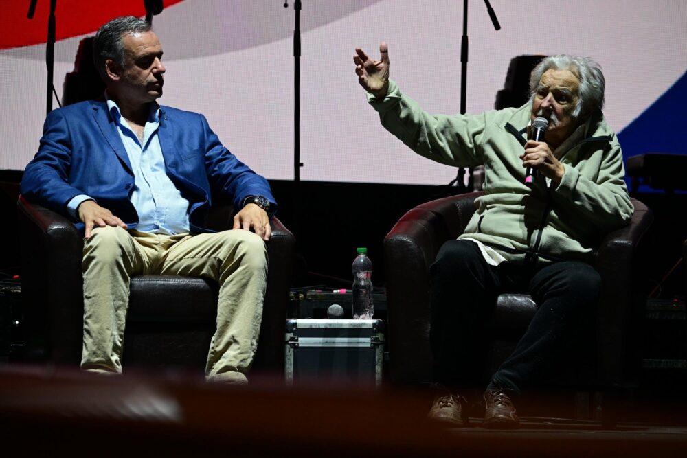 El expresidente uruguayo (2010-2015) José Mujica (D) habla junto al candidato presidencial por el izquierdista Frente Amplio, Yamandu Orsi