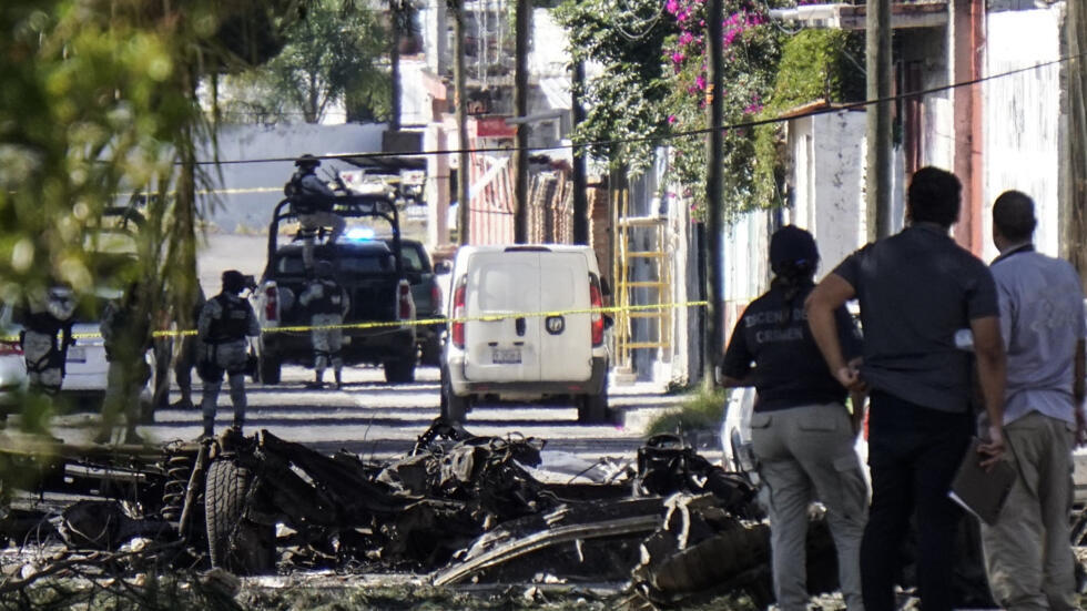 Forenses trabajan en el sitio donde hizo explosión un carro bomba en Guanajuato, el 24 de octubre de 2024