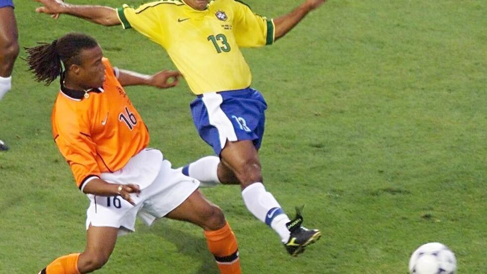 El centrocampista holandés Edgar Davids (izq.) y el defensa brasileño Zé Carlos luchan por el balón durante la semifinal del Mundial de Francia 1998 entre Brasil y Holanda disputada en el estadio Velódromo, en Marsella, el 7 de julio de 1998.