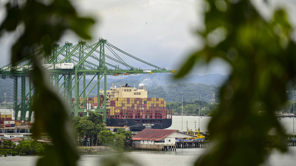 Un buque contenedor de comercio en el puerto Balboa, antes de cruzar el canal de Panamá, el 25 de octubre de 2024