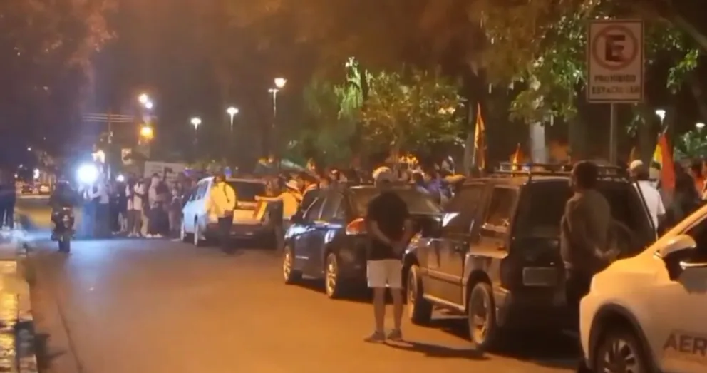 Algunos sectores se trasladaron desde el cabildo hacia la sede cocalera, que queda por la plazuela Busch. Foto: Captura de video