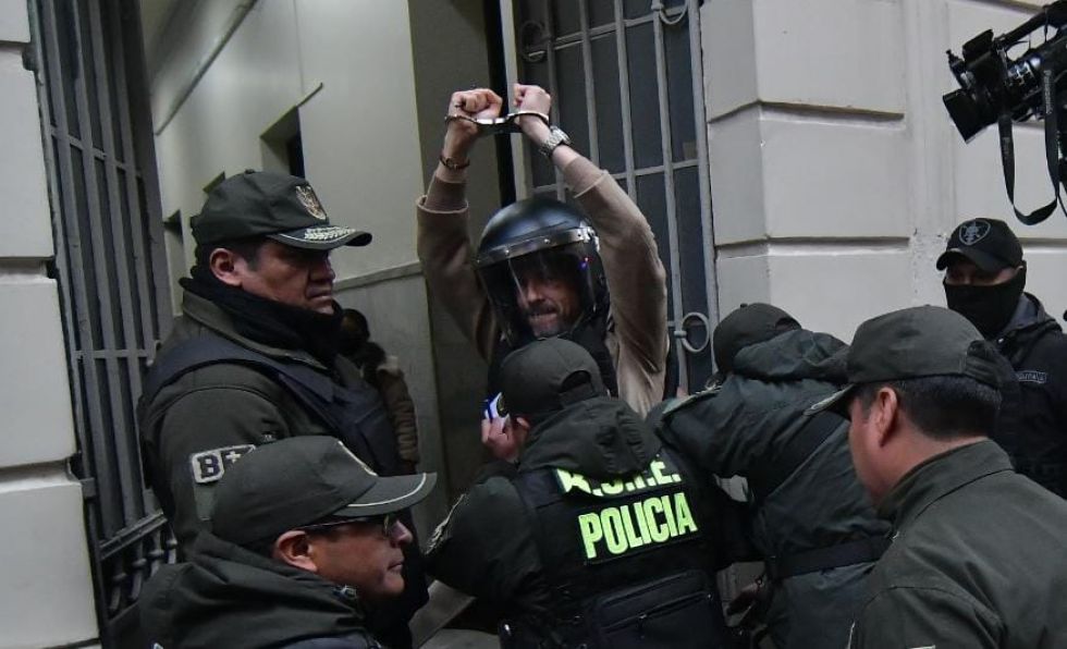 El gobernador titular de Santa Cruz, Luis Fernando Camacho, este jueves, antes de su audiencia. Foto: APG