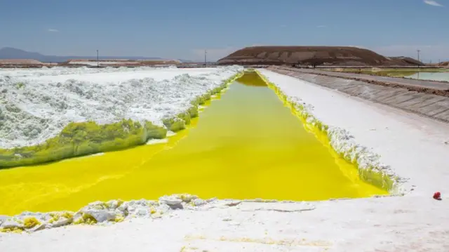 Piscinas de salmuera en una mina de litio de la empresa SQM en el Salar de Atacama, Chile.