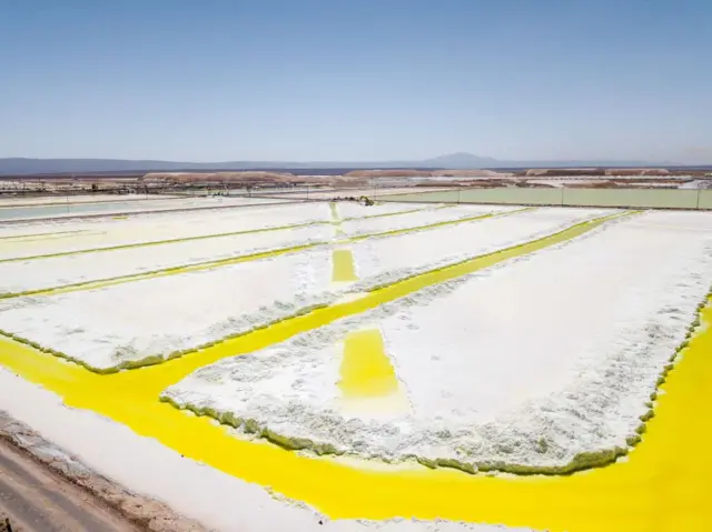 Piscinas de salmuera en una mina de litio de la empresa SQM en el Salar de Atacama, Chile.