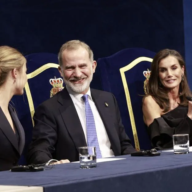 El rey Felipe sonríe a Leonor, orgulloso y enternecido, mientras Letizia aplaude el discurso de su hija. 