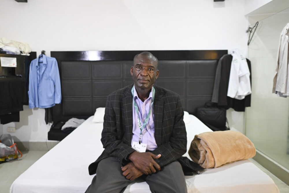 Aggrey Rwetsiba, representante de Uganda, posa para una foto en su habitación del Motel Deseos en el marco de la cumbre COP16 en Cali, Colombia, el 25 de octubre de 2024