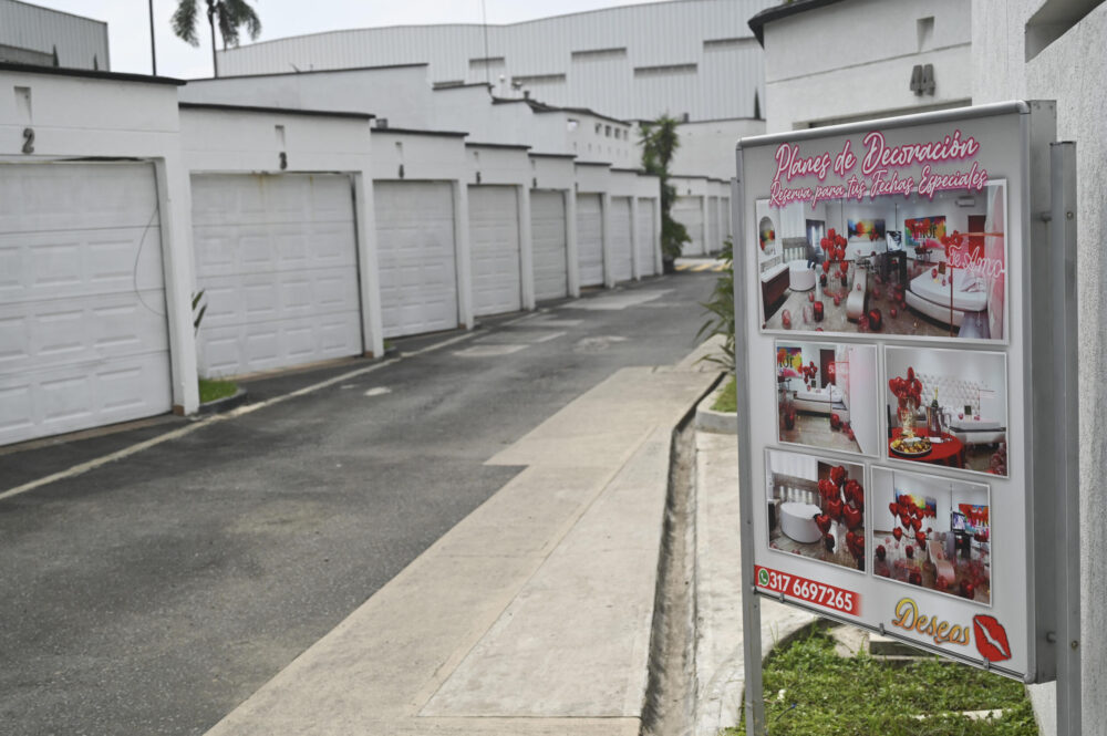 Vista de la entrada del Motel Deseos, en el marco de la cumbre COP16 en Cali, Colombia, el 25 de octubre de 2024