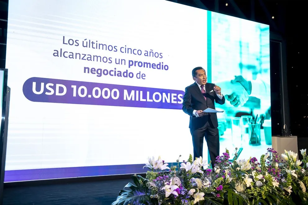 El gerente de la Bolsa Boliviana de Valores, Pablo Irusta, expone los hitos del mercado en 35 años de operaciones. Foto: BBV.