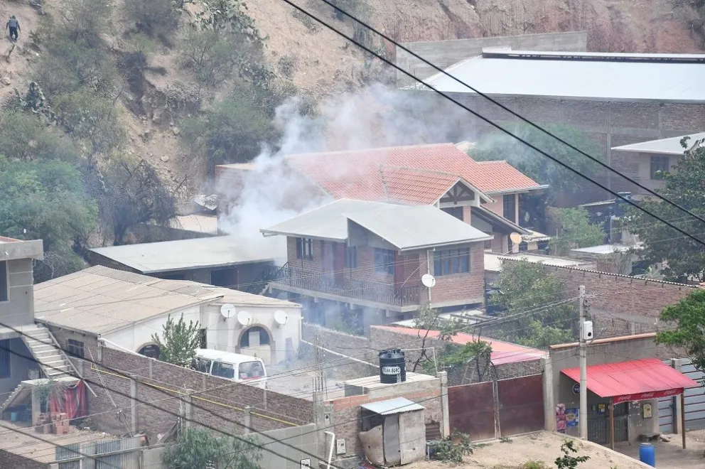 Uno de los domicilios que fue afectado por la gasificación de la Policía en Parotani, ayer. Foto: RKC