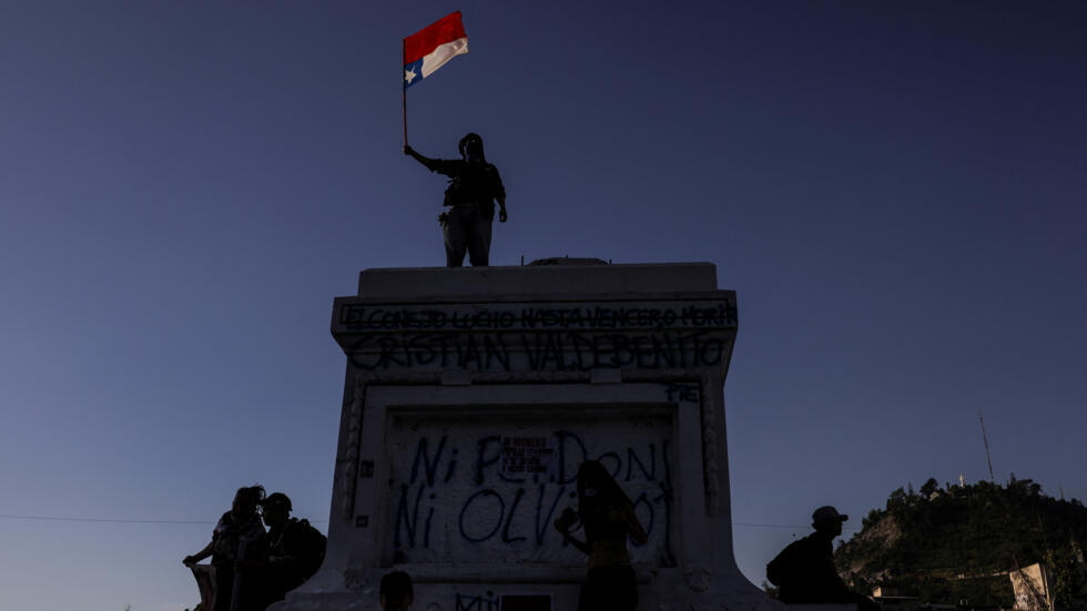 Los chilenos acuden a las urnas para las primeras elecciones desde los movimientos de 2019, al margen de las constituyentes. A causa de las promesas incumplidas, los manifestantes conmemoraron el quinto aniversario del movimiento manifestándose en Santiago el 18 de octubre de 2024.