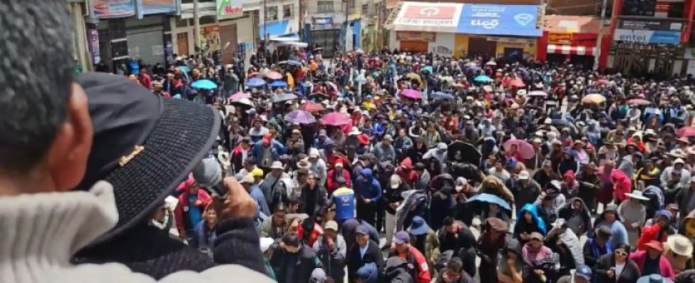 Una imagen del cabildo en Llallagua. Foto: CAPTURA DE VIDEO/EL POTOSÍ