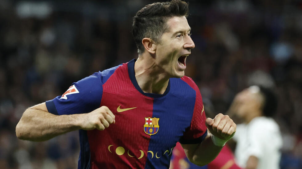 Robert Lewandowski festeja uno de sus goles en la victoria 4-0 del Barcelona ante el Real Madrid en la Liga española. En Madrid, el 26 de octubre de 2024