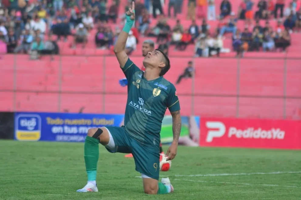 Leonardo Becerra celebra el segundo gol de Real Tomayapo frente a Always Ready. Foto: APG