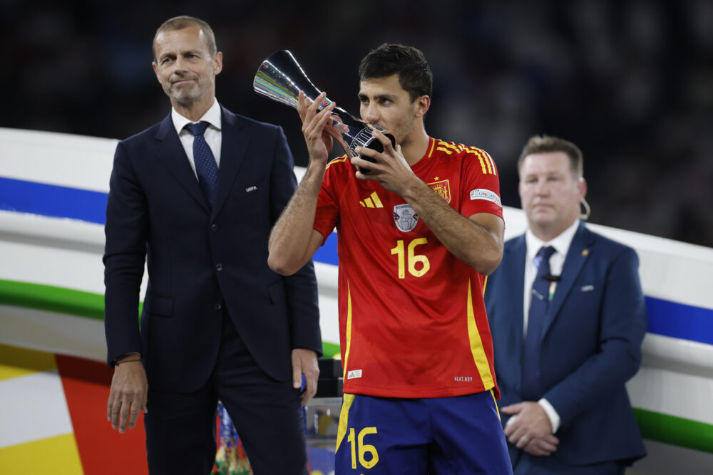 Rodrigo tras recibir el trofeo que le acredita como mejor jugador del campeonato