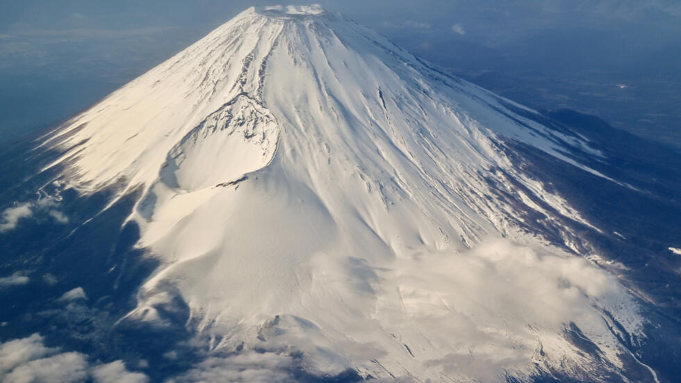 Una imagen aérea del monte Fuji, la montaña más alta de Japón (con 3.776 metros), tomada el 30 de enero de 2024 desde la ventanilla de un avión