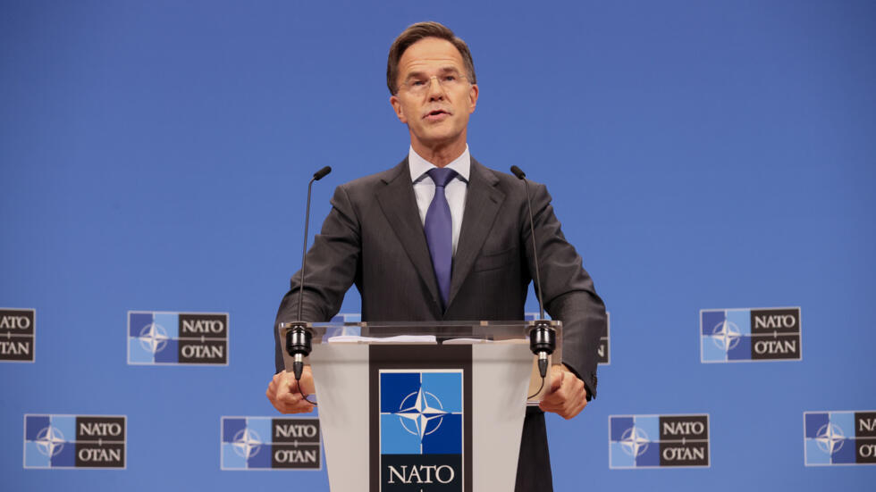 Mark Rutte habla en una rueda de prensa durante una reunión con los ministros de Defensa de la OTAN, el 18 de octubre de 2024 en Bruselas