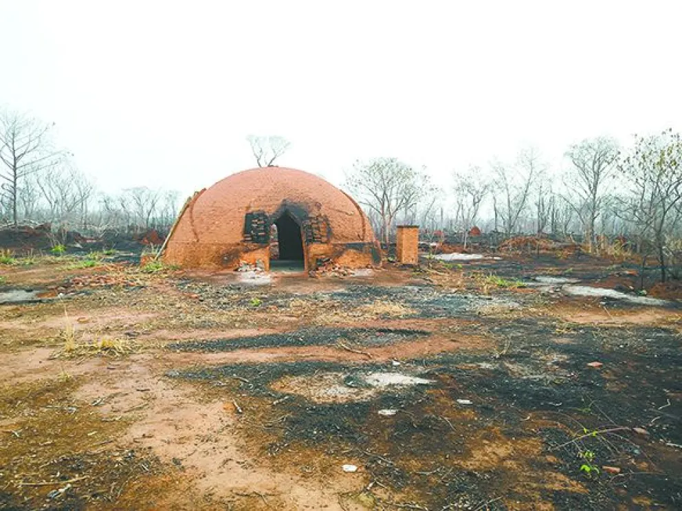 Vista de uno de los hornos artesanales en los que queman maderas finas para hacer carbón. Fotos: Paulo Lizárraga / Visión 360