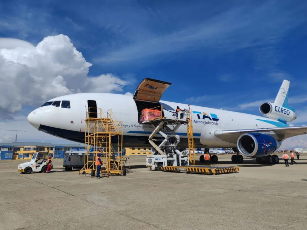 El Gobierno viabiliza la llegada de carne de pollo en avión debido a los bloqueos. Foto ABI