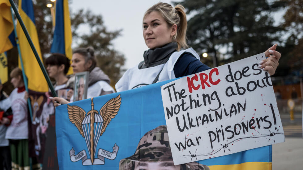 Una mujer se manifiesta ante la falta de información de los desaparecidos en Ucrania, el 29 de octubre de 2024 frente a la sede de Naciones Unidas en Ginebra