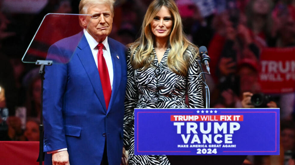 El candidato republicano a la presidencia de EEUU, Donald Trump, y su esposa, Melania Trump, en el acto de campaña en el Madison Square Garden, en Nueva York, el 27 de octubre de 2024