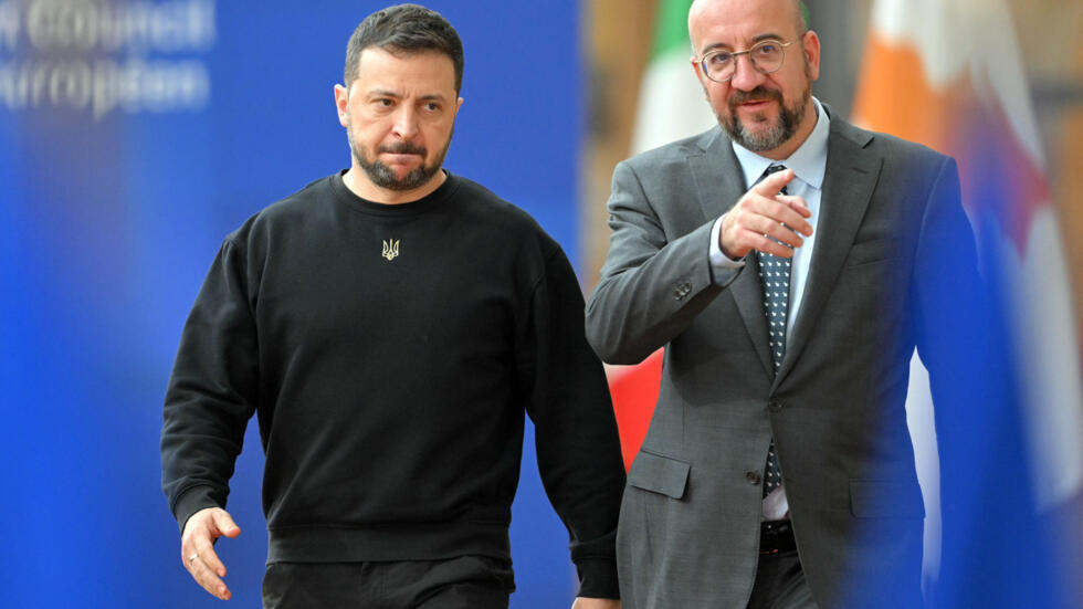 El presidente de Ucrania, Volodimir Zelenski (izq.), y el presidente del Consejo Europeo, Charles Michel, llegan a una cumbre de la Unión Europea en Bruselas el 17 de octubre de 2024