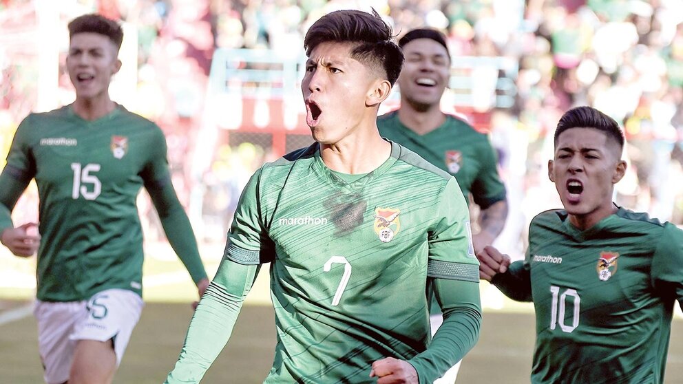 Miguelito (c) festeja el golazo de antología, que anotó en el triunfo de la Selección Nacional frente a Colombia./ DICO SOLÍS