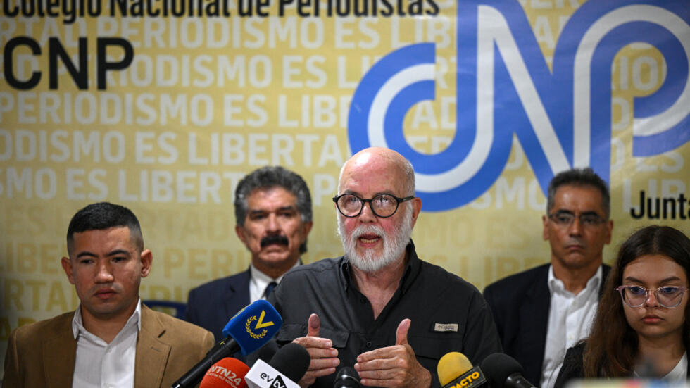 El presidente del Colegio Nacional de Periodistas (CNP), Tinedo Guía (C), declara en rueda de prensa el 30 de octubre de 2024 en Caracas