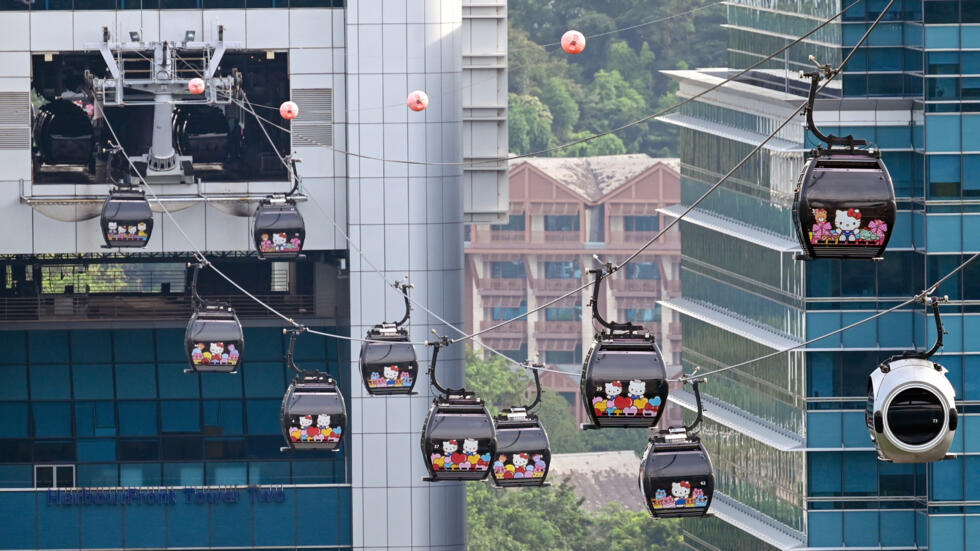 Funiculares con imágenes de Hello Kitty en Singapur, el 2 de octubre de 2024