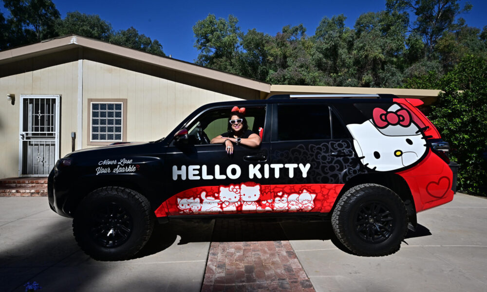 Helen, una estadounidense de la ciudad de Riverside, posa en su auto decorado con Hello Kitty, el 19 de octubre de 2024