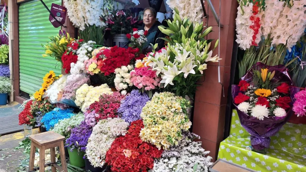 Flores para la celebración de Todos Santos este viernes en el Cementerio General. Los precios subieron por los bloqueos. Foto. Marco Belmonte