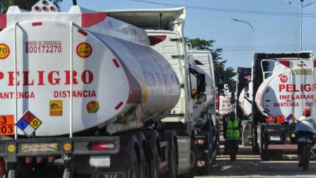 Cisternas que transportan combustibles a diferentes regiones del país. / Foto: Archivo