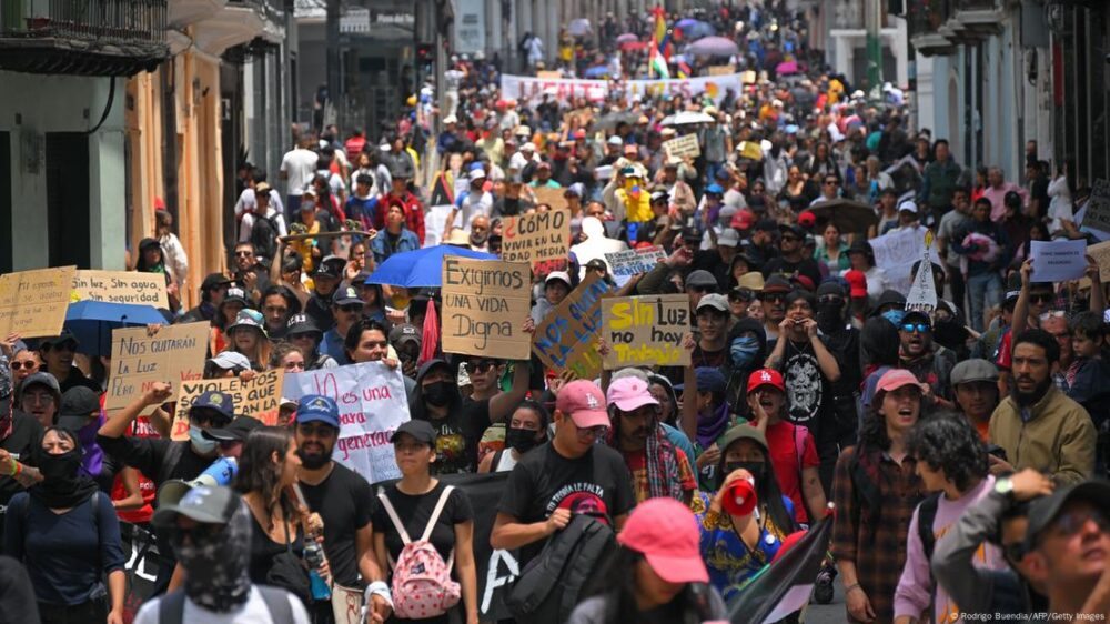 Foto de personas que protestan contra el Gobierno de Daniel Noboa.