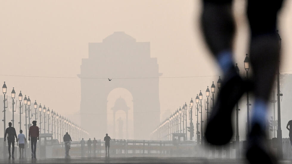 Un hombre corre en Nueva Delhi en medio de una nube tóxica después de la fiesta hindú del Diwali, el 1 de noviembre de 2024