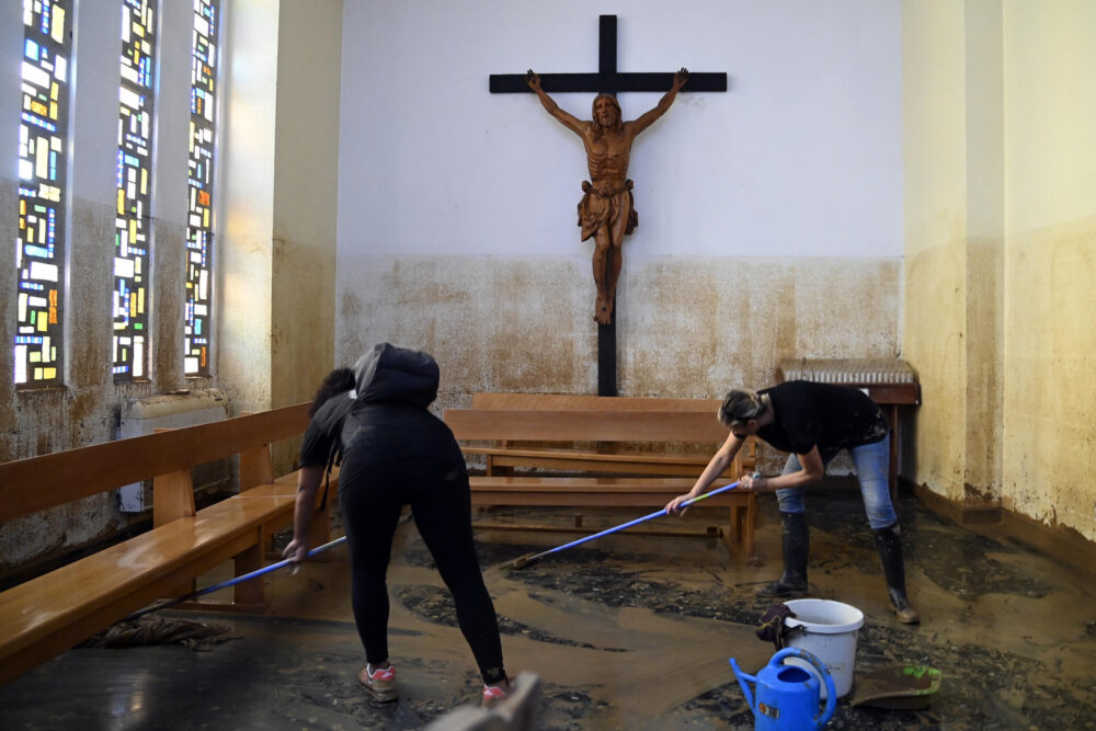 Unos voluntarios limpian una iglesia afectada por las inundaciones en la localidad española de Paiporta, el 1 de noviembre de 2024 cerca de Valencia